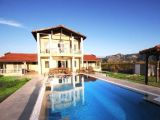 Alaçatı  Çeşme ‘de  kiralık lüks havuzlu villa